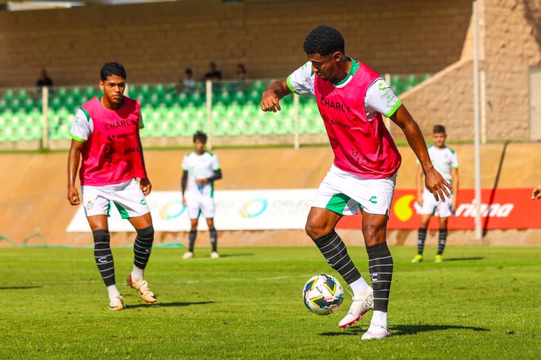 El hondureño (der) apenas cumplió una semana en la Comarca Lagunera y ya debutó, esperando aportar con su experiencia y el futbol explosivo que lo caracteriza, opciones de gol ante el arco rival, de las que ha carecido el equipo de Nacho Ambriz en las tres primeras jornadas del Apertura 2024.