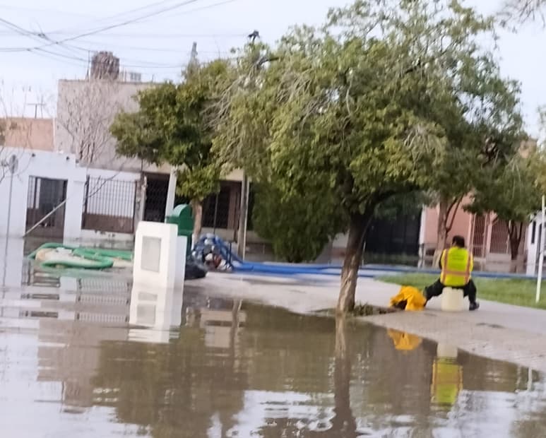 Trincheras para tratar de contener el problema de acumulamientos de agua, se hicieron a propuesta de los mismos vecinos. (MA. ELENA HOLGUÍN)