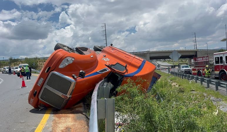 Trailero muere al volcarse en la carretera Saltillo – Zacatecas