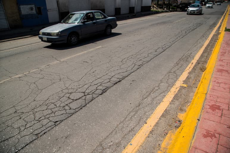 Por obras de un colector sanitario, el pavimento de la calzada María Montessori se encuentra deteriorado. (ENRIQUE CASTRUITA)
