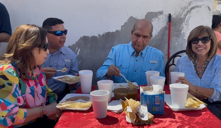 Pavimentación de la privada Revolución en Monclova es agradecida con tamales