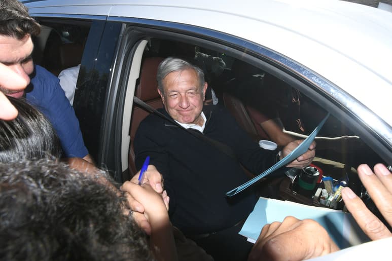 Militantes de Morena impulsan campaña para despedir a López Obrador