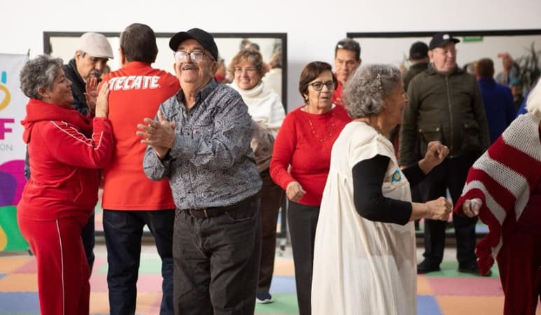 Adultos mayores demuestran sus habilidades artísticas y deportivas