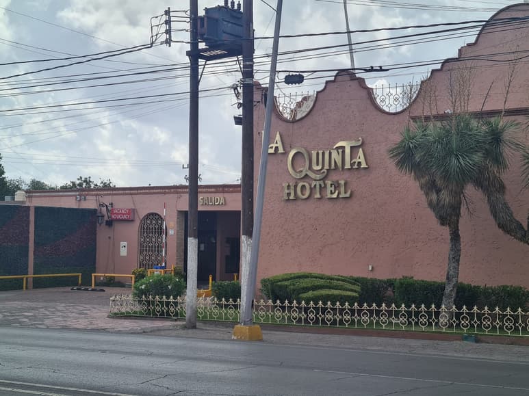 Ubican a tres familiares de menor abandonado en hotel de Piedras Negras, buscan a otras dos personas rusas