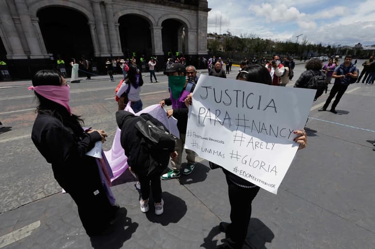 Integrantes de colectivos feministas protestan para exigir al gobierno del Estado de México un pronunciamiento ante el aumento de feminicidios en la entidad. (ARCHIVO)