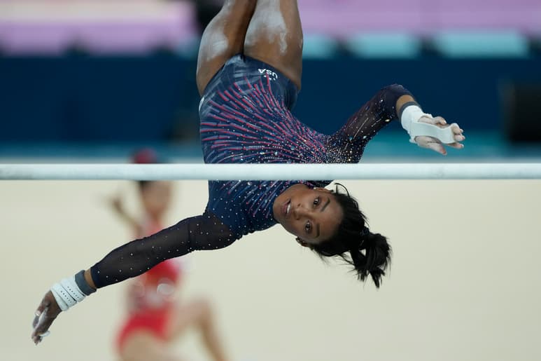 La estadounidense Simone Biles entrena las barras asimétricas durante una sesión de práctica en la Bercy Arena antes de los Juegos Olímpicos de París 2024 el jueves 25 de julio del 2024. (AP)