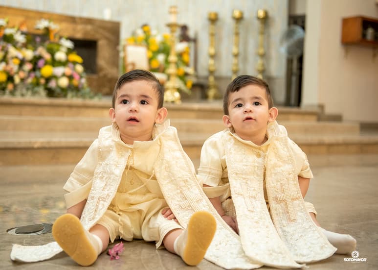 Los pequeños Abdiel y Adrián Hernández Ibarra recibieron el Sacramento del Bautismo.- Érick Sotomayor Fotografía