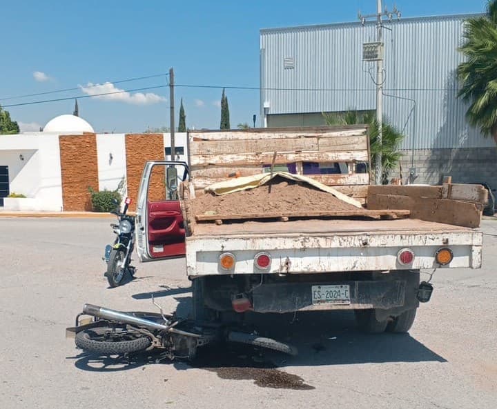 Tripulantes de motocicleta resultaron lesionados al impactarse contra un camión de tres toneladas. (EL SIGLO DE TORREÓN)