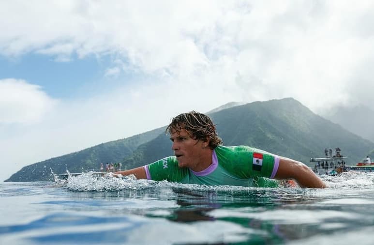 Alan Cleland avanza a los octavos de final de surf en los Juegos Olímpicos