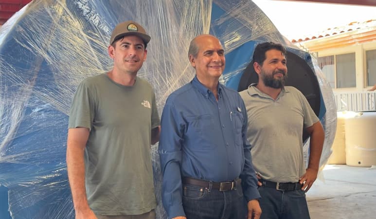 Ayuntamiento de Monclova entrega tinacos