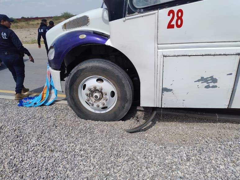 Autobús de la marca Freightliner, color blanco, modelo 2015, con número económico 28