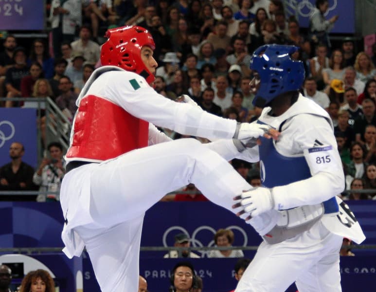 Avanza mexicano Carlos Sansores a cuartos de final en TKD