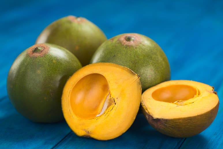 La lúcuma es un fruto exótico originario de los Andes, caracterizado por su pulpa de color amarillo intenso y su sabor naturalmente dulce.