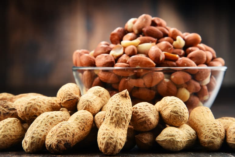 Consumir cacahuates disminuye las probabilidades de padecer enfermedades relacionadas con el corazón.