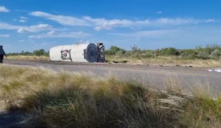 Se vuelca tráiler con doble tanque de combustible