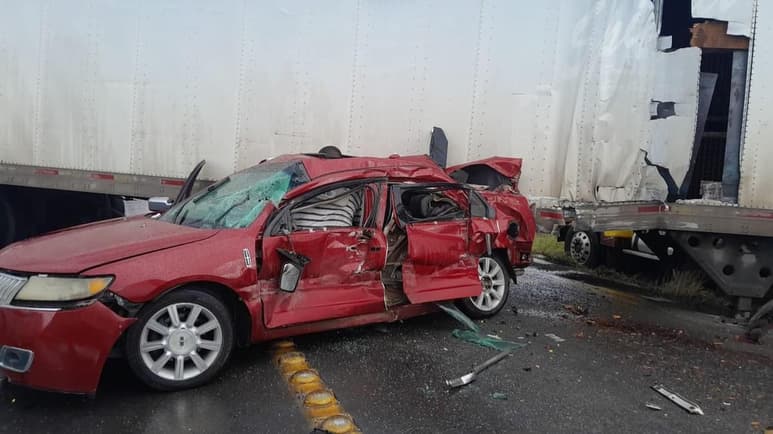 Dos lesionados de gravedad luego de que un tráiler los impactara