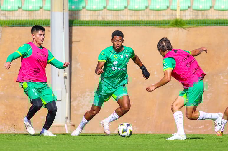 El delantero catracho de Santos Laguna, Anthony Lozano, confía en poder enracharse frente al arco. (Cortesía)