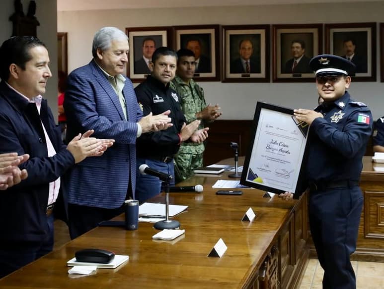 Entrega de reconocimientos a policías en Saltillo.