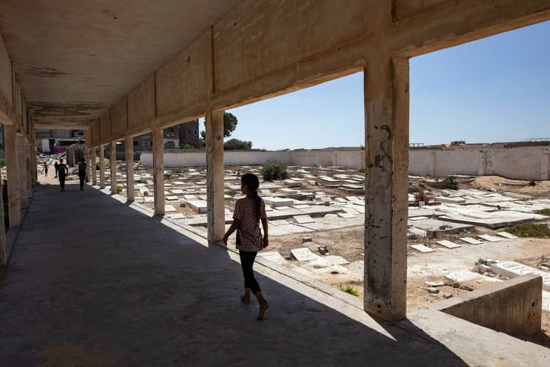 Niños palestinos en un panteón. (EFE)