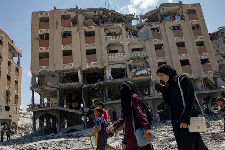 Palestinos recorren Hamad City tras la retirada de fuerzas israelíes en Gaza. (EFE)