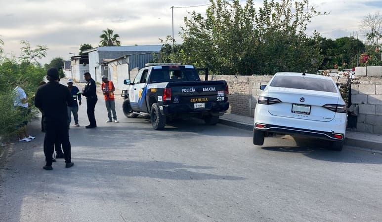 Auto termina incrustado en una barda y el conductor resulta ileso