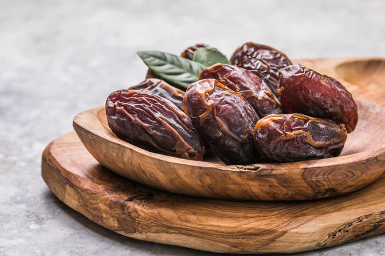 Los dátiles poseen abundante hierro, potasio, betacarotenos, luteína, hidratos de carbono y fibra que pueden beneficiar tu salud.