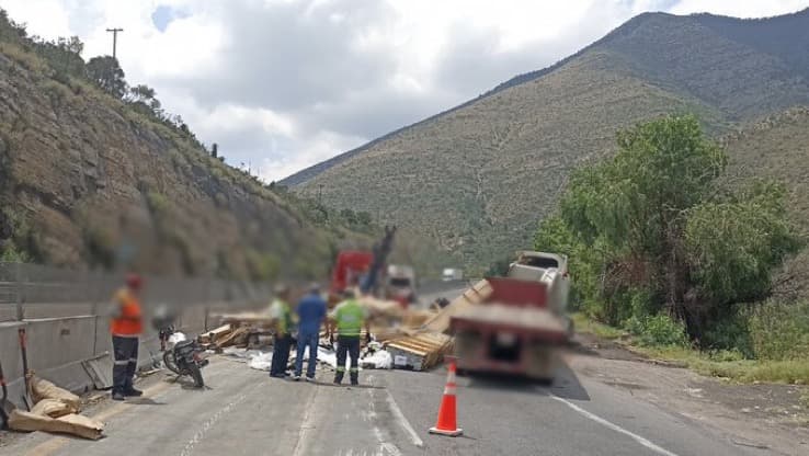 Vuelca en la Carretera 57 tras conducir a exceso de velocidad