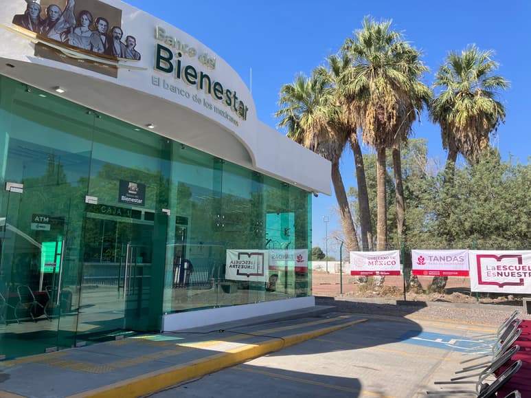 Las autoridades recordaron que no es necesario que acudan al Banco de Bienestar para disponer de la totalidad del recurso pues pueden hacer uso de su tarjeta en cualquier establecimiento. (FOTO: ARCHIVO)