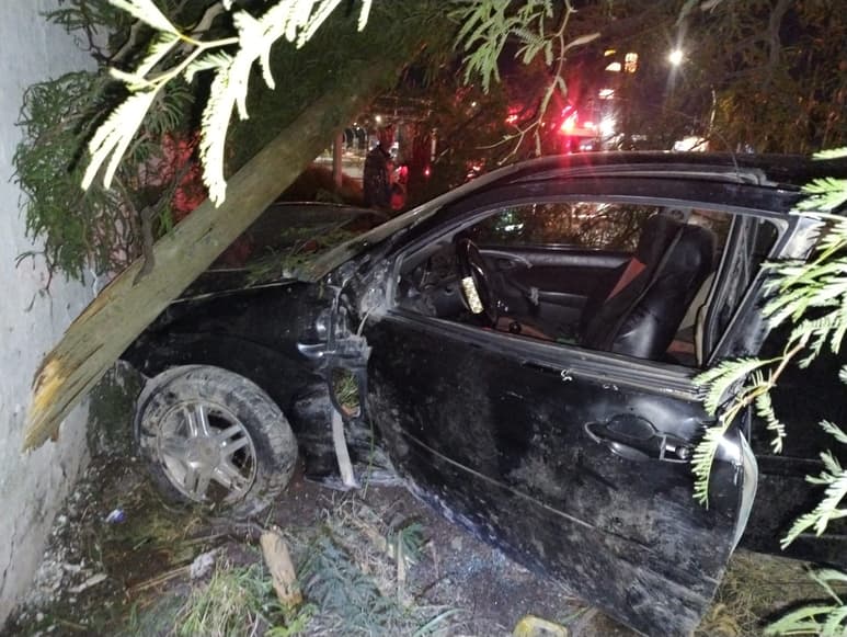 Hombre pierde el control de su vehículo y derriba un poste en Gómez Palacio
