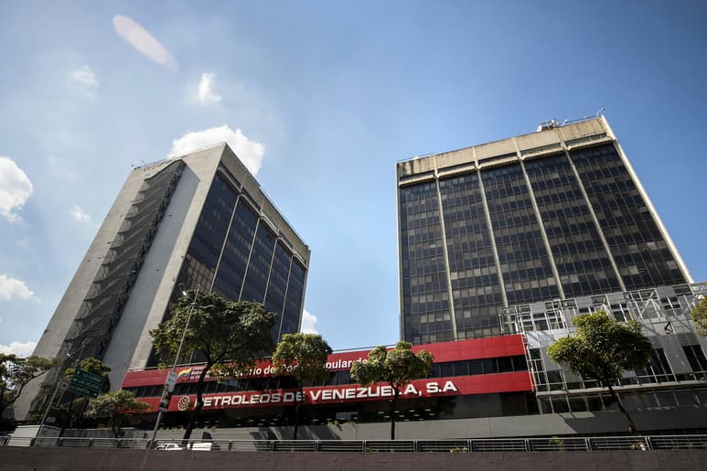 La industria petrolera ha sido una de las que mayores afectaciones ha tenido por las sanciones aplicadas por Estados Unidos a Venezuela. Imagen: EFE/ Miguel Gutiérrez