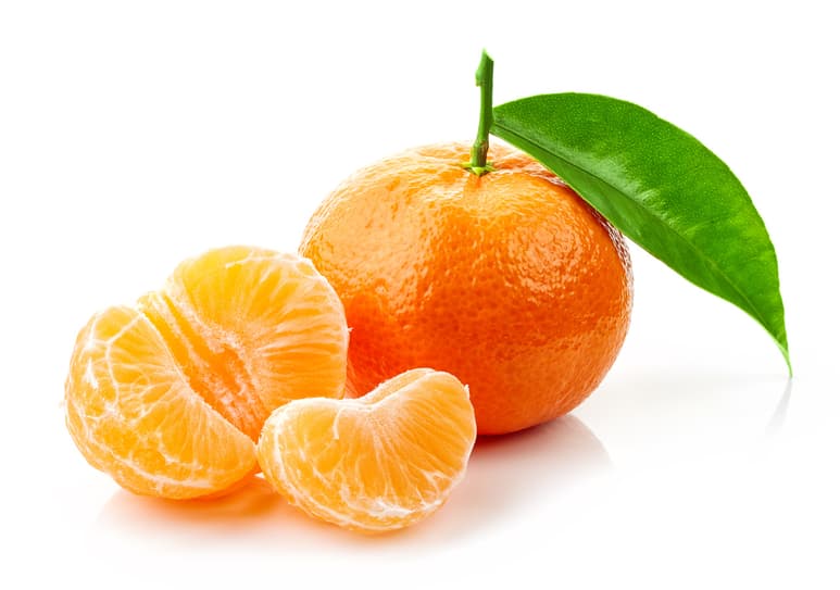 La mandarina es una fruta baja en calorías y rica en fibra, calcio, potasio y vitaminas C, A, B1 y B2.