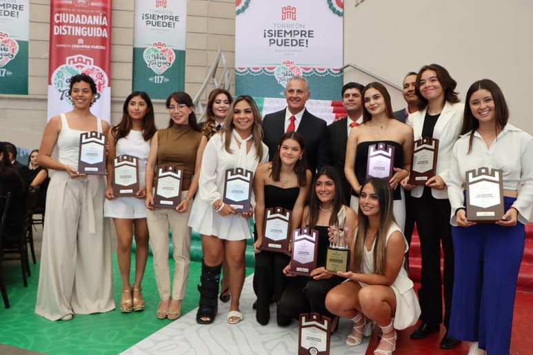 Equipo femenil de flag football de Ibero recibe presea a la Ciudadanía Distinguida 2024