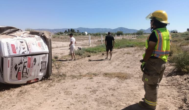 Camioneta volcada en Libramiento Norte de Torreón; conductor y pasajero ilesos
