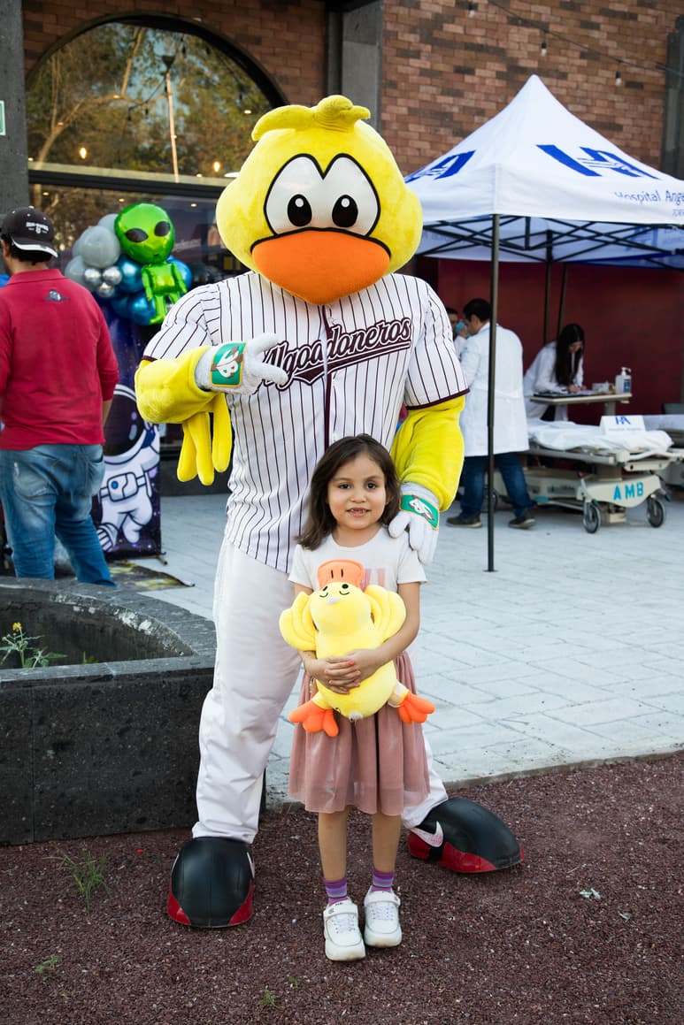 'El Pollo' junto a la pequeña Dafne.