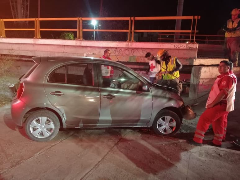 vehículo de la marca Nissan línea March en color gris modelo 2015. (EL SIGLO DE TORREÓN)