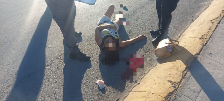 Mujer termina lesionada tras ser arrollada por una motocicleta
