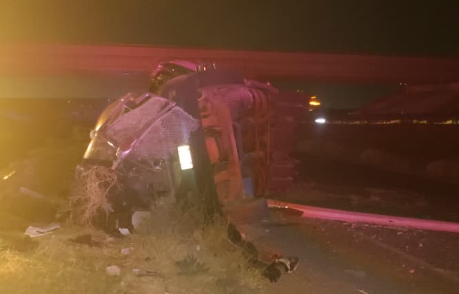 Vuelva tráiler a la altura del puente El Caracol de Gómez Palacio; el chofer se encuentra grave