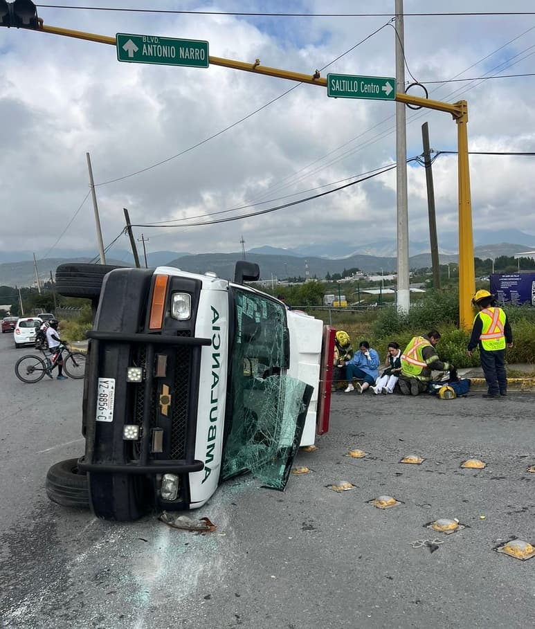 Accidente de ambulancia del IMSS en Saltillo.