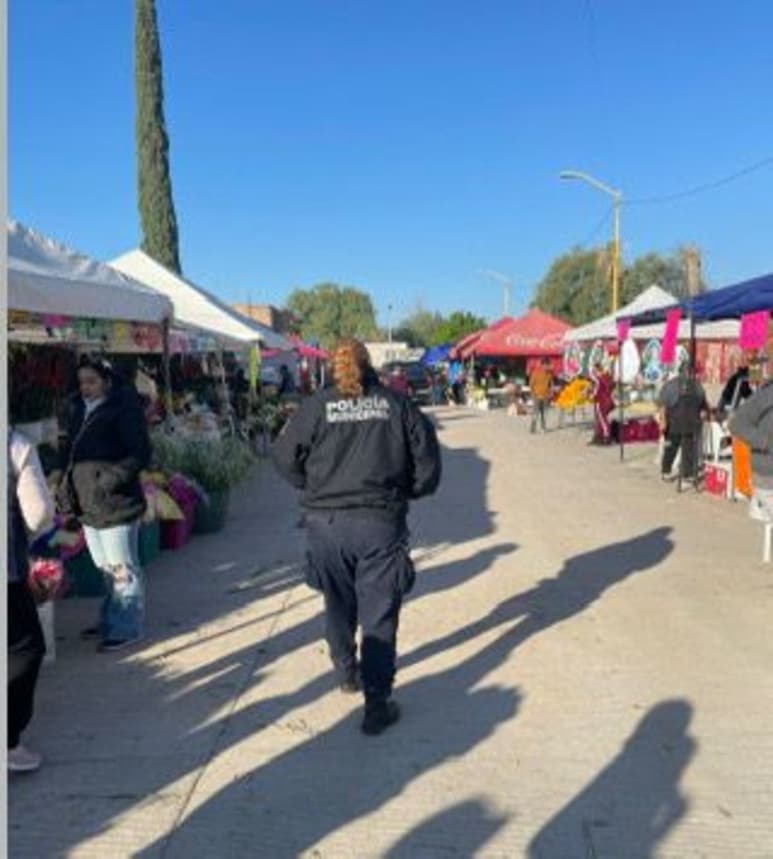Elementos estarán pendientes de la seguridad de los gomezpalatinos que acudan a los cementerios. (EL SIGLO DE TORREÓN)