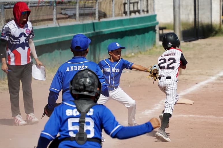 Estupendas jugadas a la defensiva se presentaron durante la primera jornada de este torneo de convivencia, en el Estadio Sertoma. (Especial)