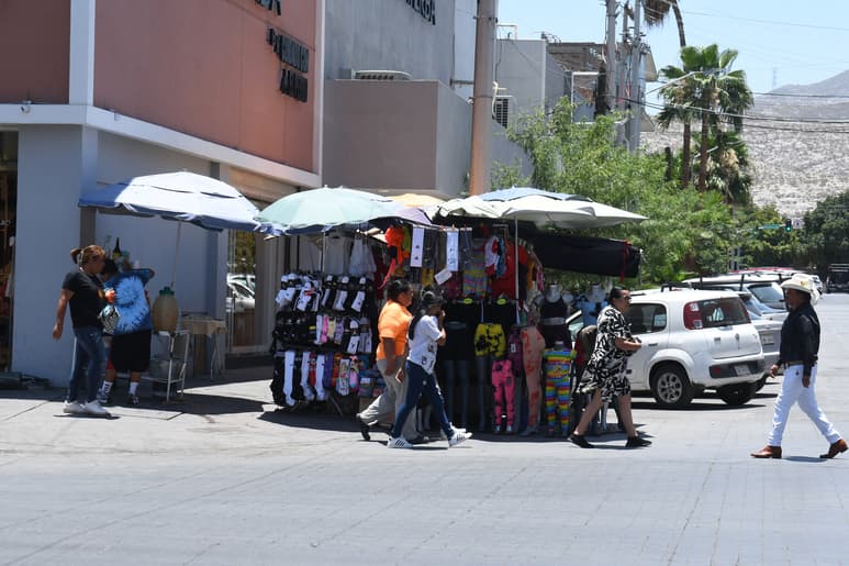 Puestos ambulantes en el centro de Torreón (EL SIGLO DE TORREÓN/FERNANDO COMPEÁN)