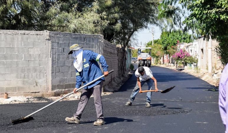 Supervisan obra de pavimentación en ejido Santa Mónica de San Pedro