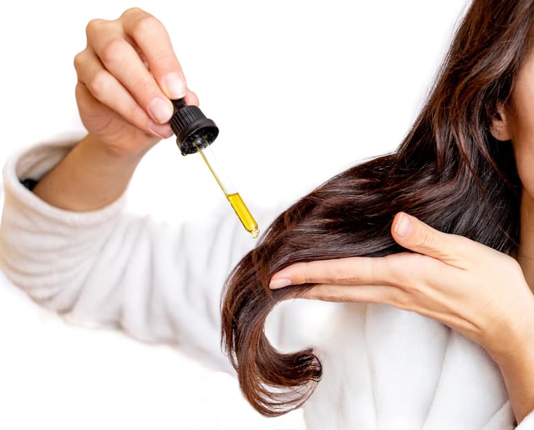 Los aceites naturales son efectivos para hidratar el cabello.