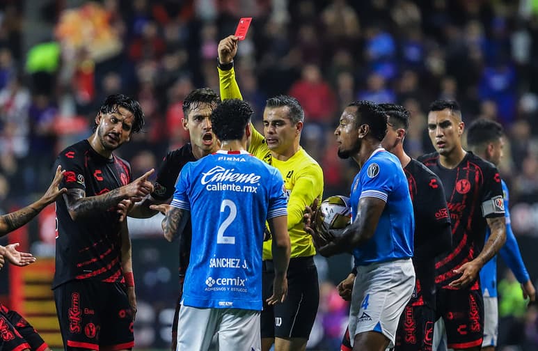 El lagunero y seleccionado nacional, Jorge Sánchez, fue expulsado en la primera mitad, dejando a su escuadra con 10 elementos.