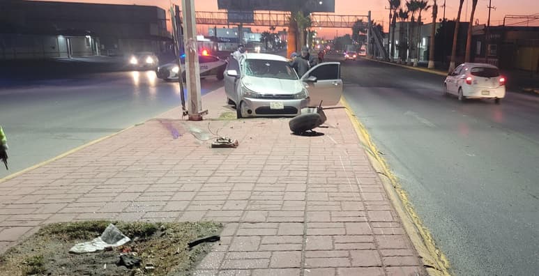 Conductora pierde el control y se sube al camellón frente a la Central de Abastos de Gómez Palacio