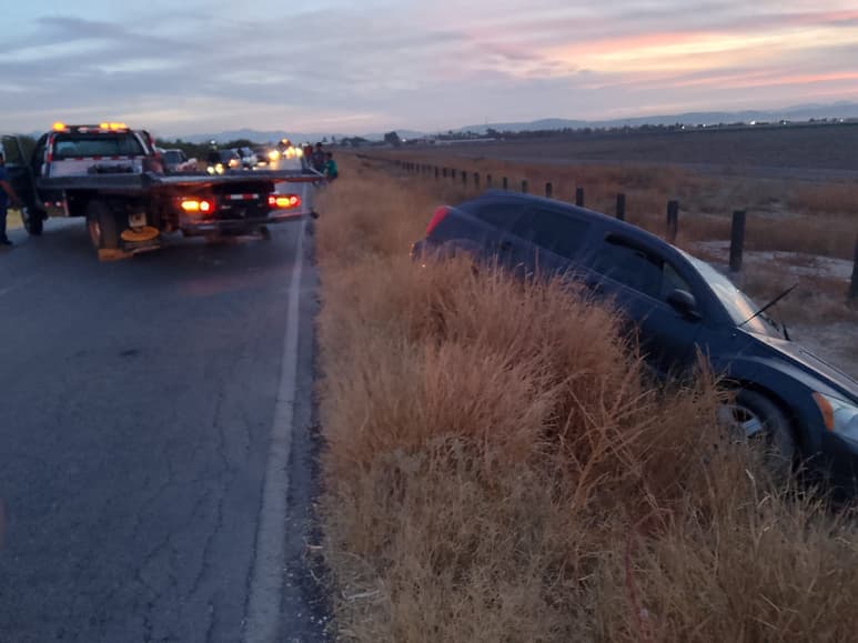 Vuelca automóvil en la carretera rumbo al Ejido Granada