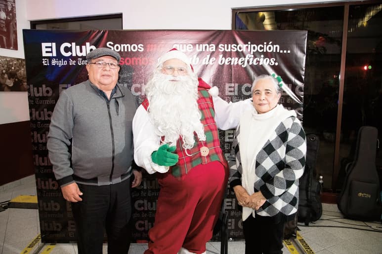 Luis Miguel Ibarra y Humbelina de Ibarra, junto a Santa Claus (EL SIGLO DE TORREÓN / ENRIQUE CASTRUITA)