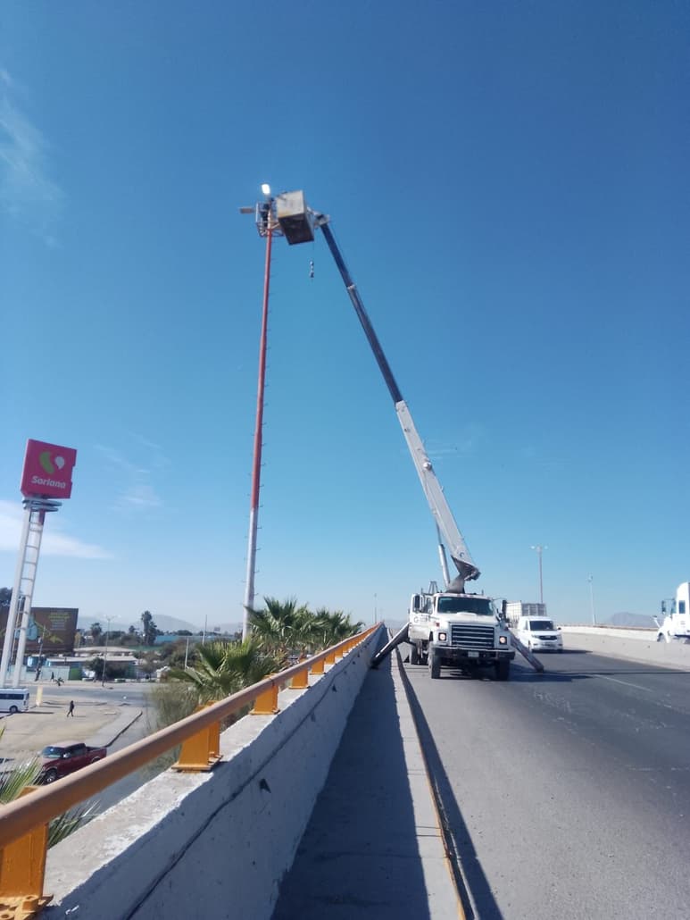 Modernizan alumbrado público en los puentes del bulevar Ejército Mexicano