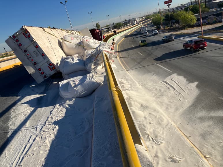 Vuelca tráiler cargado con 55 toneladas de sal en Lerdo