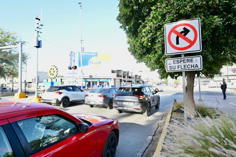 Proponen prohibir la vuelta en rojo con precaución en Torreón